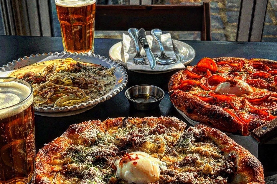 Shared table at Pizaok