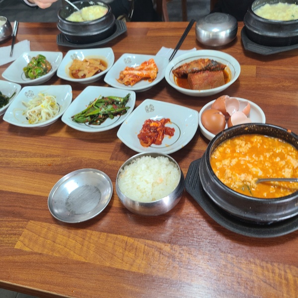 전통맷돌순두부 전체 상차림