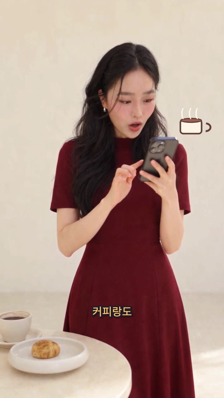 김마에 영상에서 커피와 감자빵이 함께 등장하는 장면