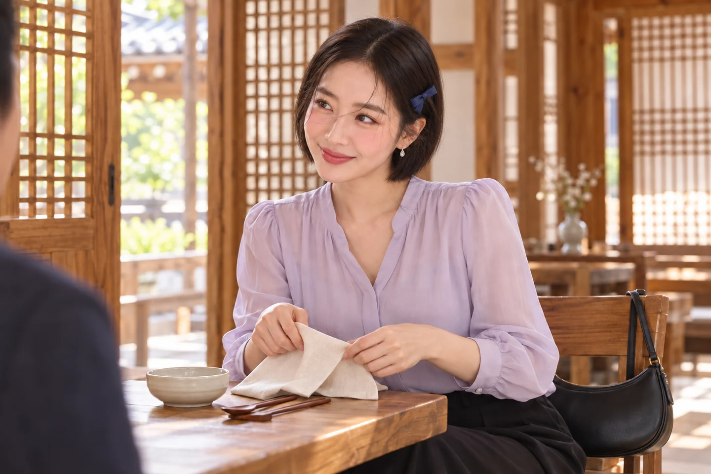 냅킨을 정리하며 일행을 바라보는 김마에의 AI 장면
