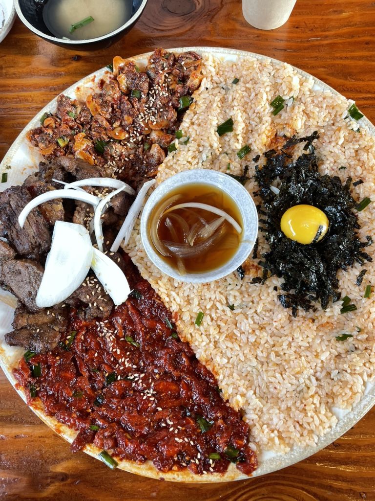 황남비빔밥 육회와 갈비가 함께 놓인 비빔밥