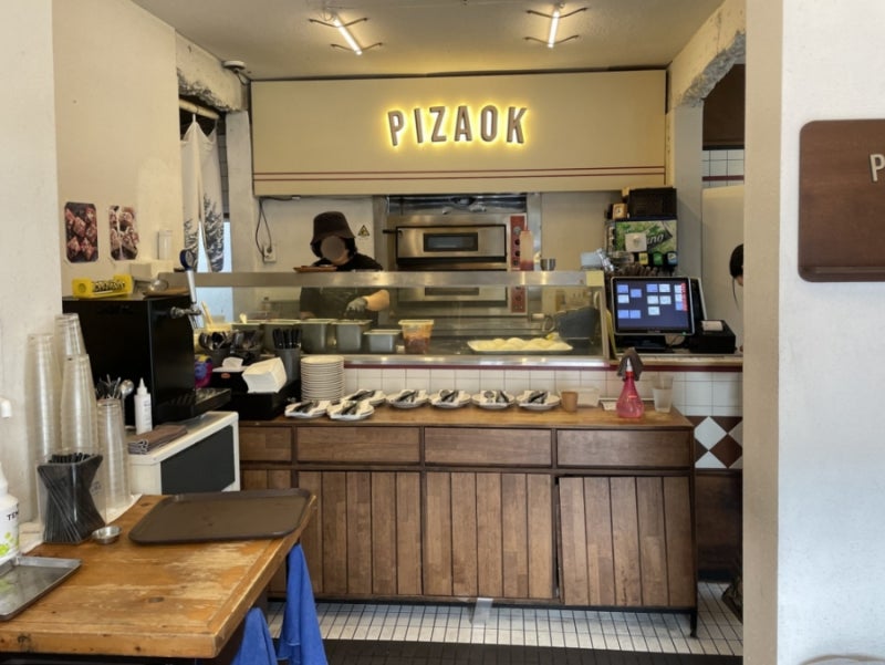 Interior of Pizaok