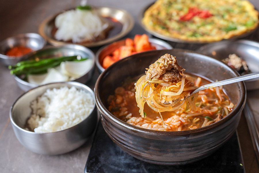Hanwoo beef and bean sprouts in gukbap