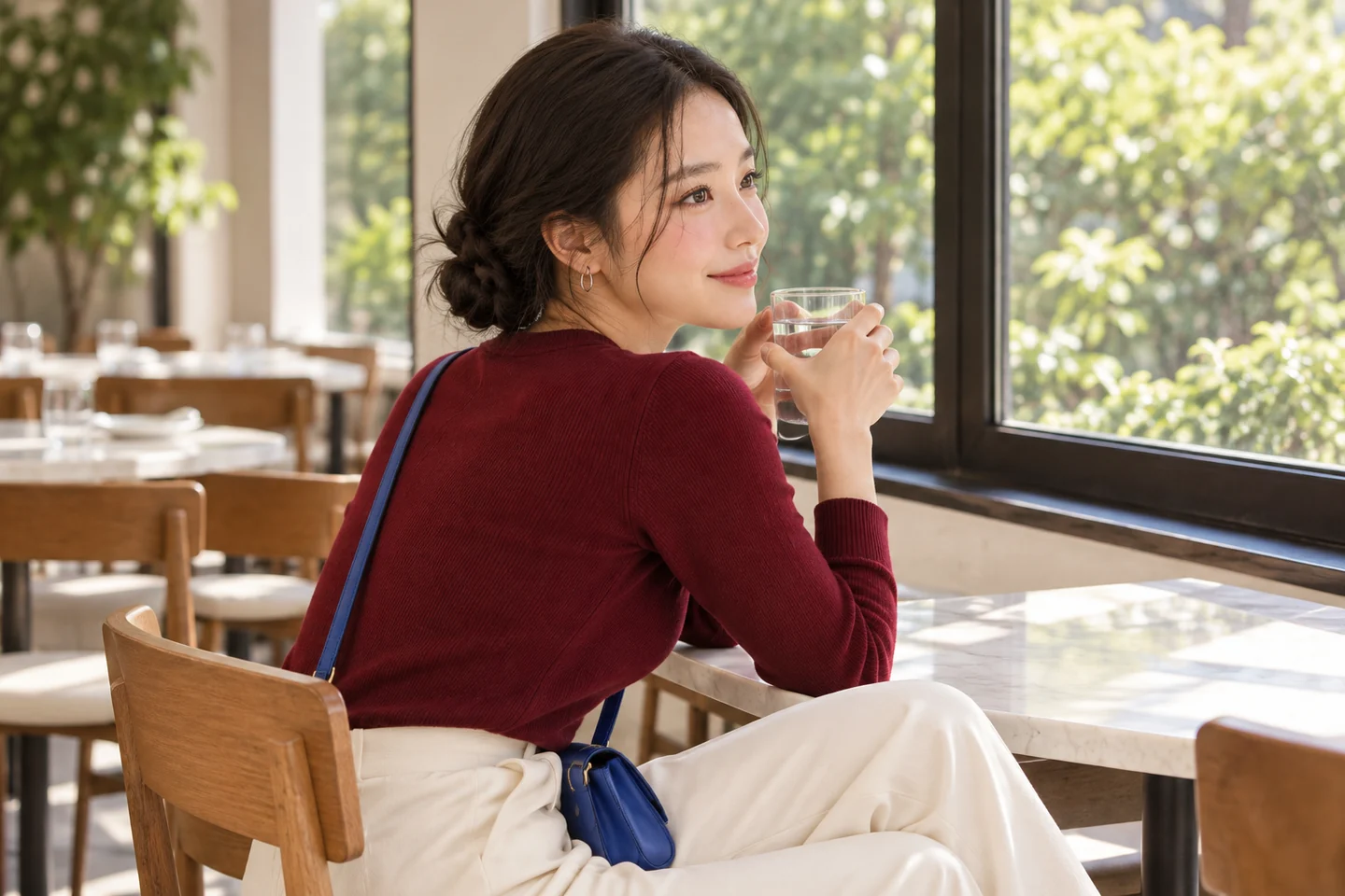 창가에서 다음 일정을 생각하는 가상 김마에