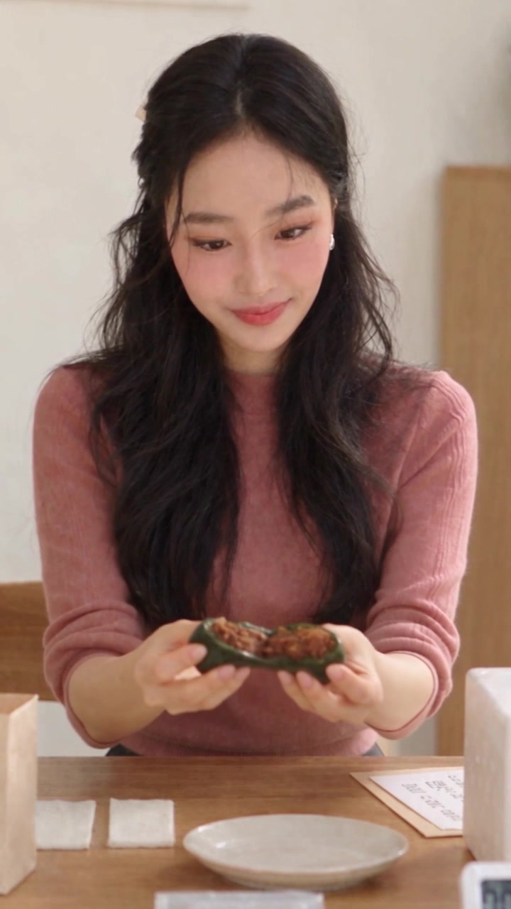 AI 캐릭터 김마에가 떡 단면을 보여 주는 영상 장면