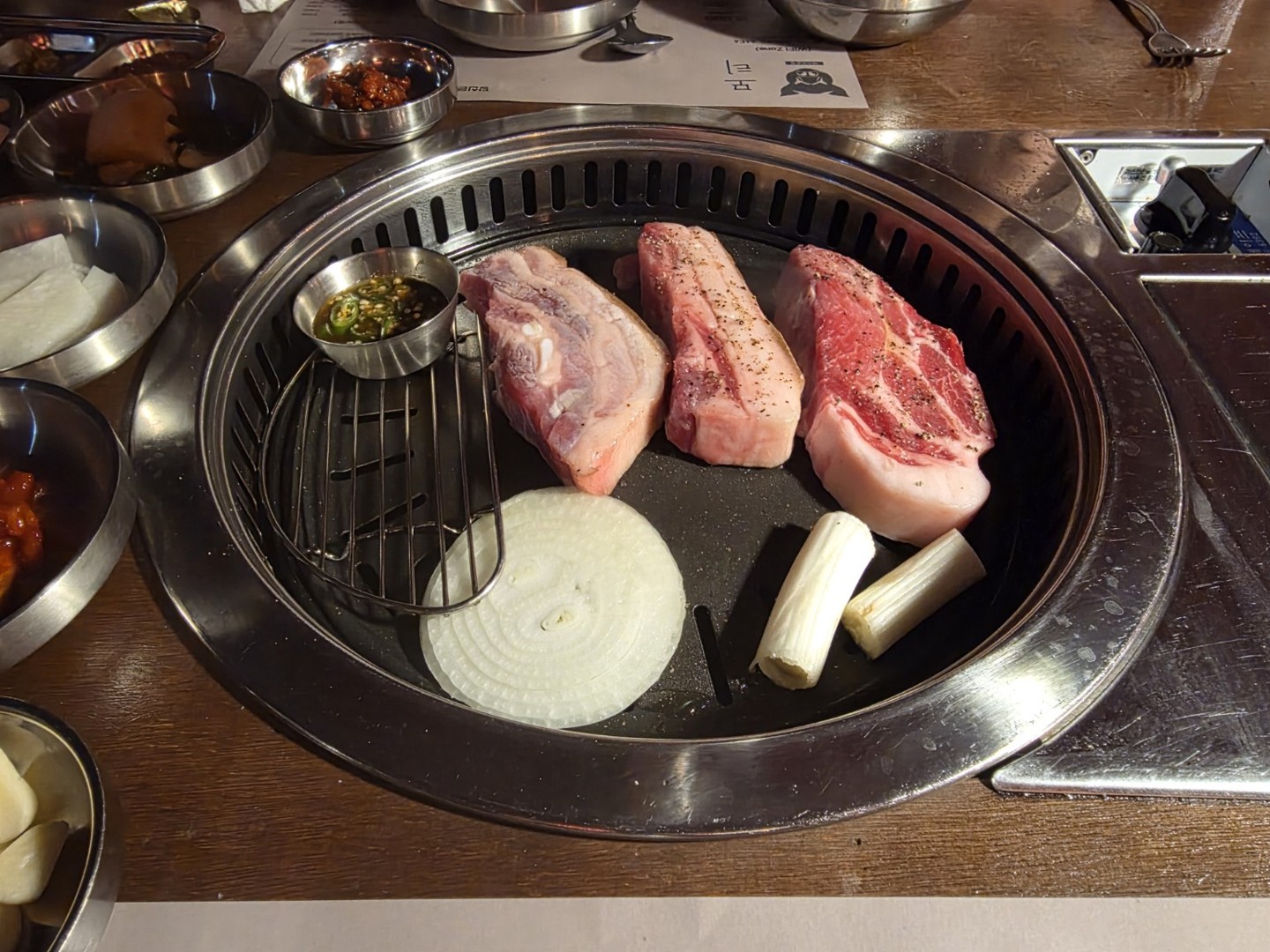 실제 방문 현장에서 촬영한 고기와 불판 · 방문자 제공