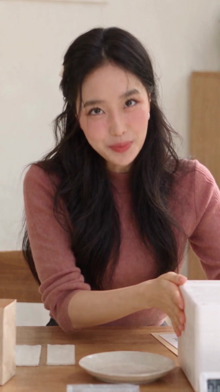 김마에 백년화편 AI 영상의 테이블 장면