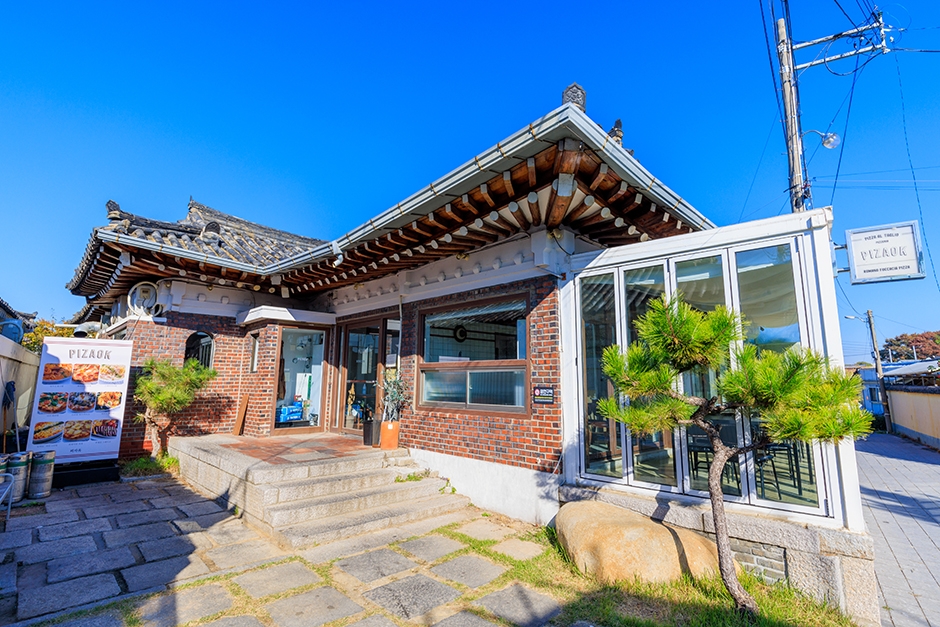 Hanok exterior of Pizaok