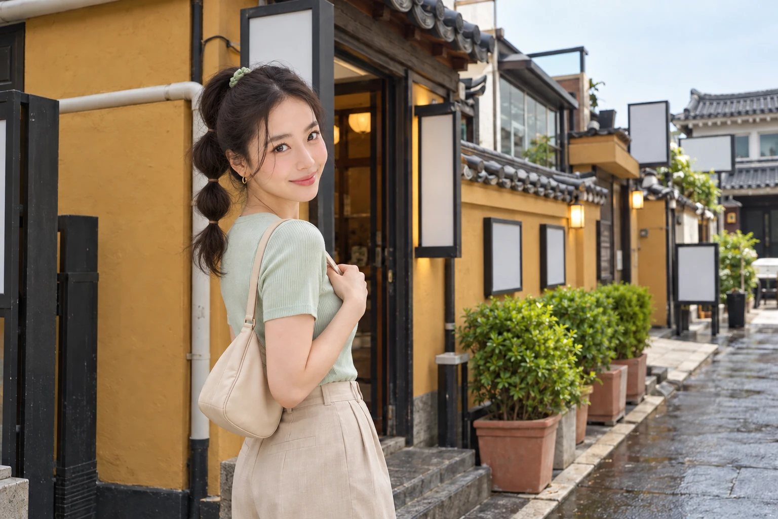 황토색 한옥 골목 앞 민트색 상의의 김마에 AI 삽화