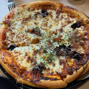 Whole pizza at Isabu Pizza