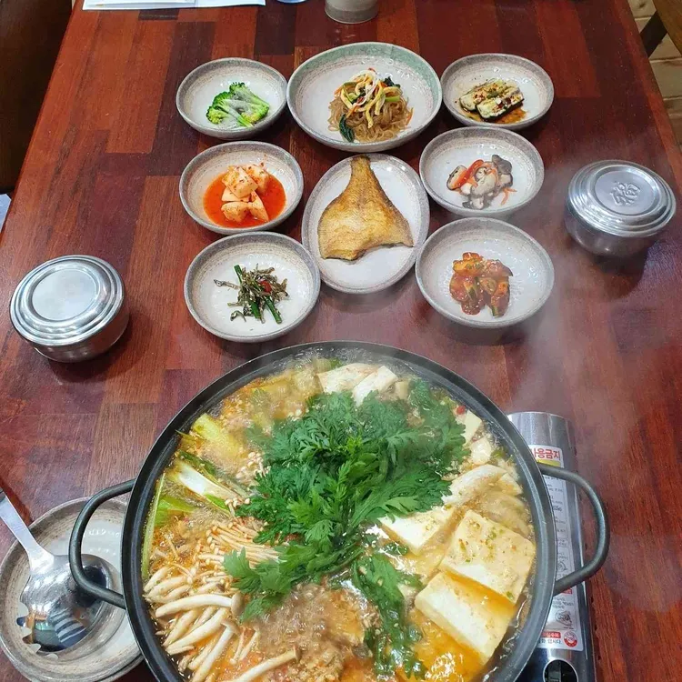 Tofu and mushroom hot pot at Giwagol