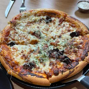 Cheese and toppings on Isabu pizza