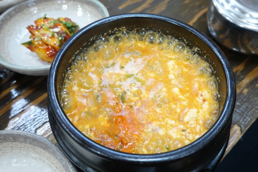 Sundubu-jjigae at Giwagol Maetdol Sundubu