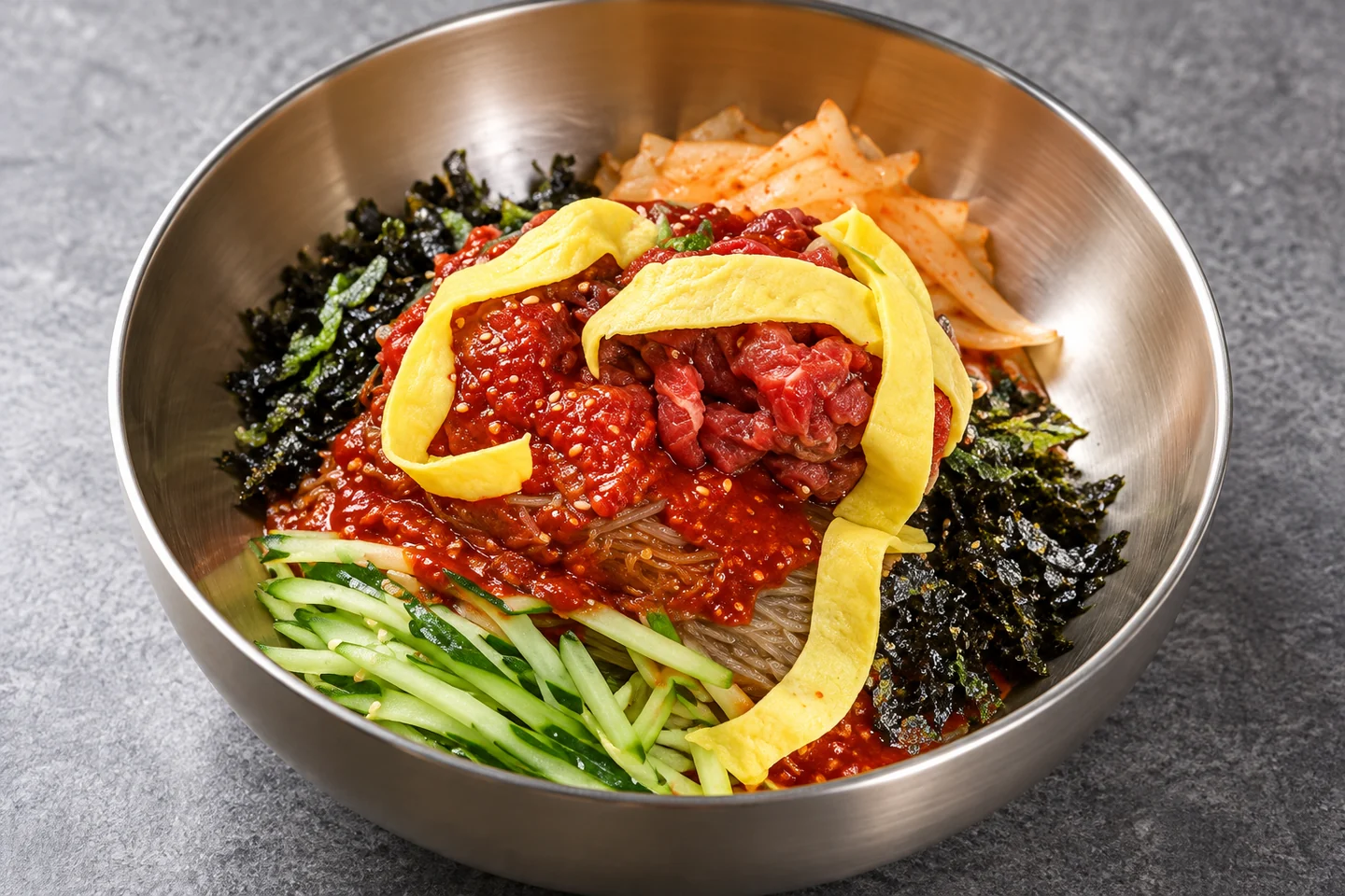 육회가 올라간 비빔냉면 재구성 AI 재구성 이미지